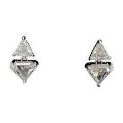 J. Boucles d'oreilles pendantes en forme de diamant et trillion de 3,72 carats en platine de Birnbach
