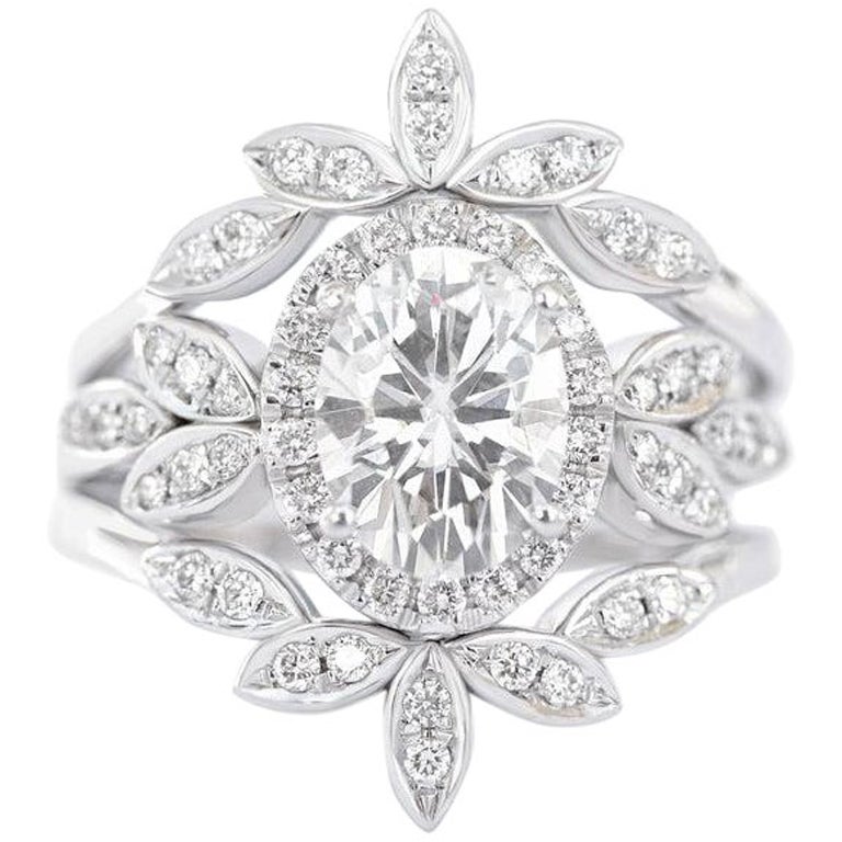 Oval Moissanite Diamond Halo Unique Floral Three Ring Set "Minimal Lily" (Lys Minimal) en vente