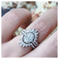 Bague de mariage à trois anneaux en diamants et halo de moissanite ovale de 0,70 carat, Maia