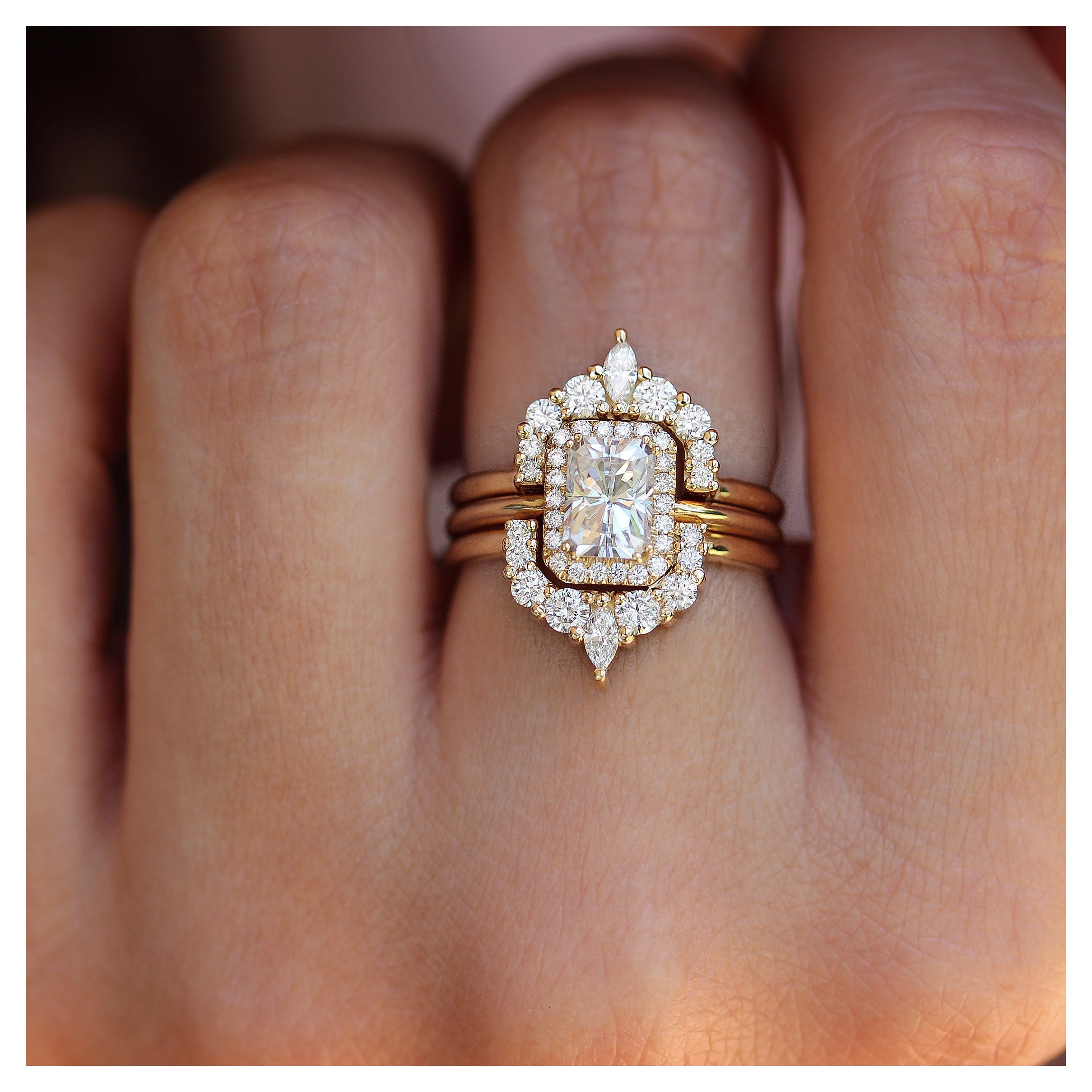 Ensemble de bague de mariage à trois anneaux en diamants et moissanite taille radiante - « âme radiante » en vente