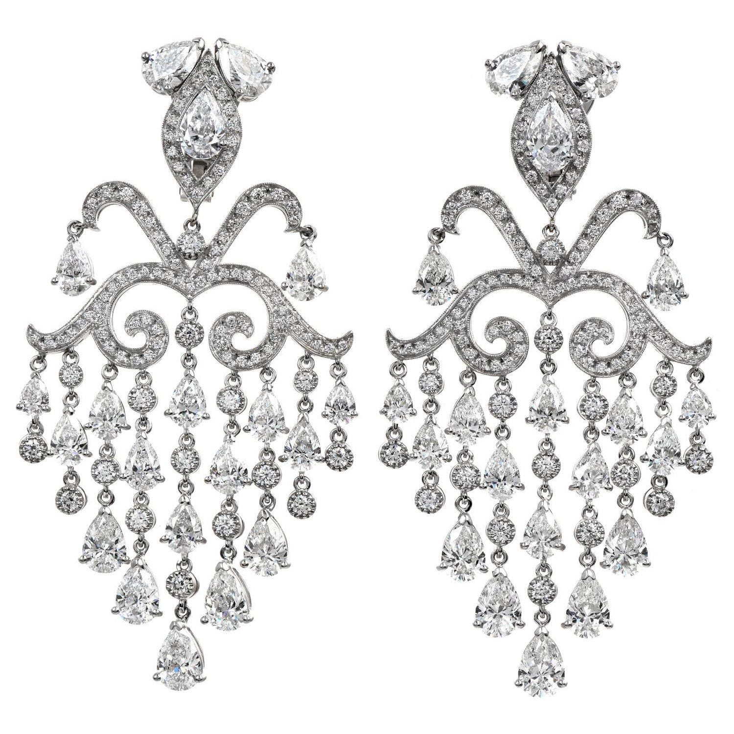 Orianne Collins, pendants d'oreilles chandelier en or blanc 18 carats avec diamants en forme de poire de 42,0 carats en vente