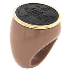 Anello cammeo in bachelite circondato da oro 18 carati