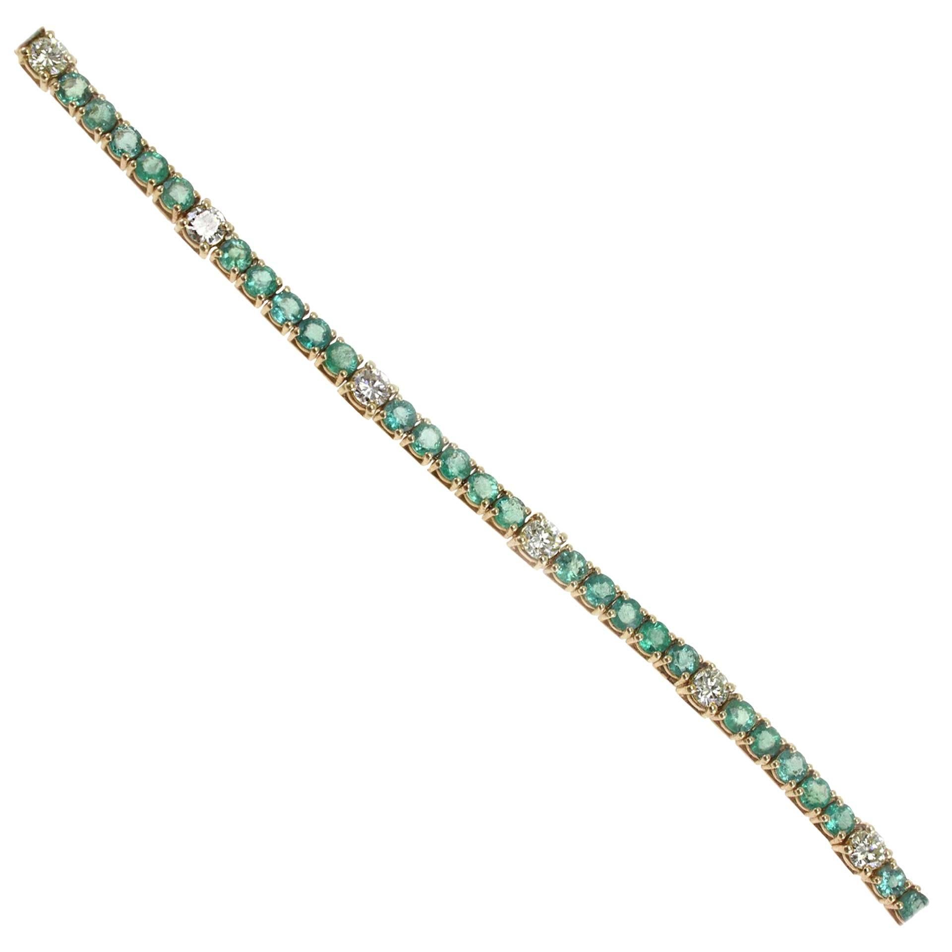 Alternating diamonds and emeralds bracelet in 14kt gold.

diamonds 1.15 Kt   
emeralds 4.30Kt 
tot weight 8.20gr
US size 
width 0.14inches 
Length 7.48 r
ref.432317