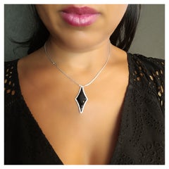 Pendentif en or blanc 18 carats avec onyx et diamants en forme de V de 0,62 carat