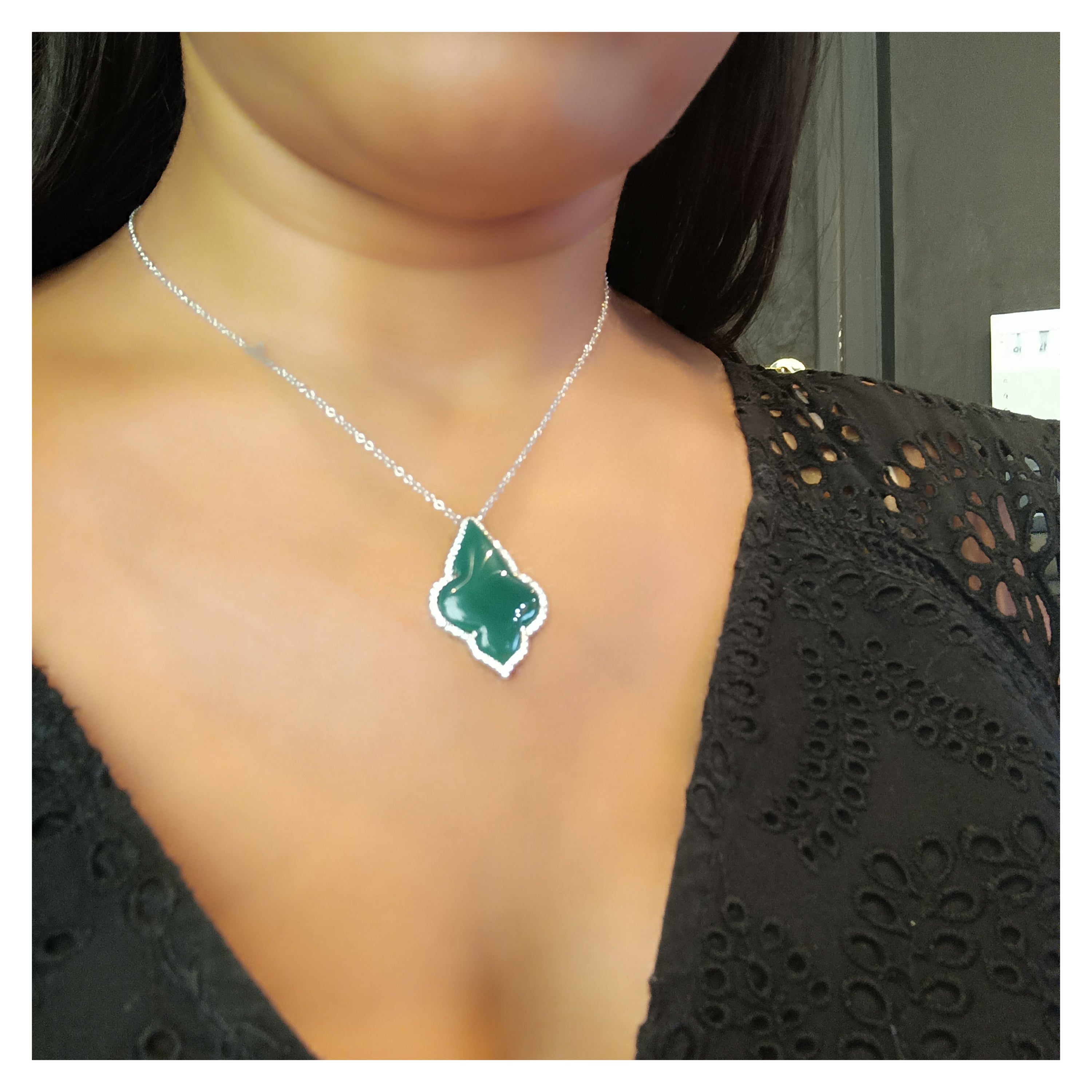 0.60 Carat Vs G Diamonds on 18 Carat White Gold Green Agate Pendant For Sale