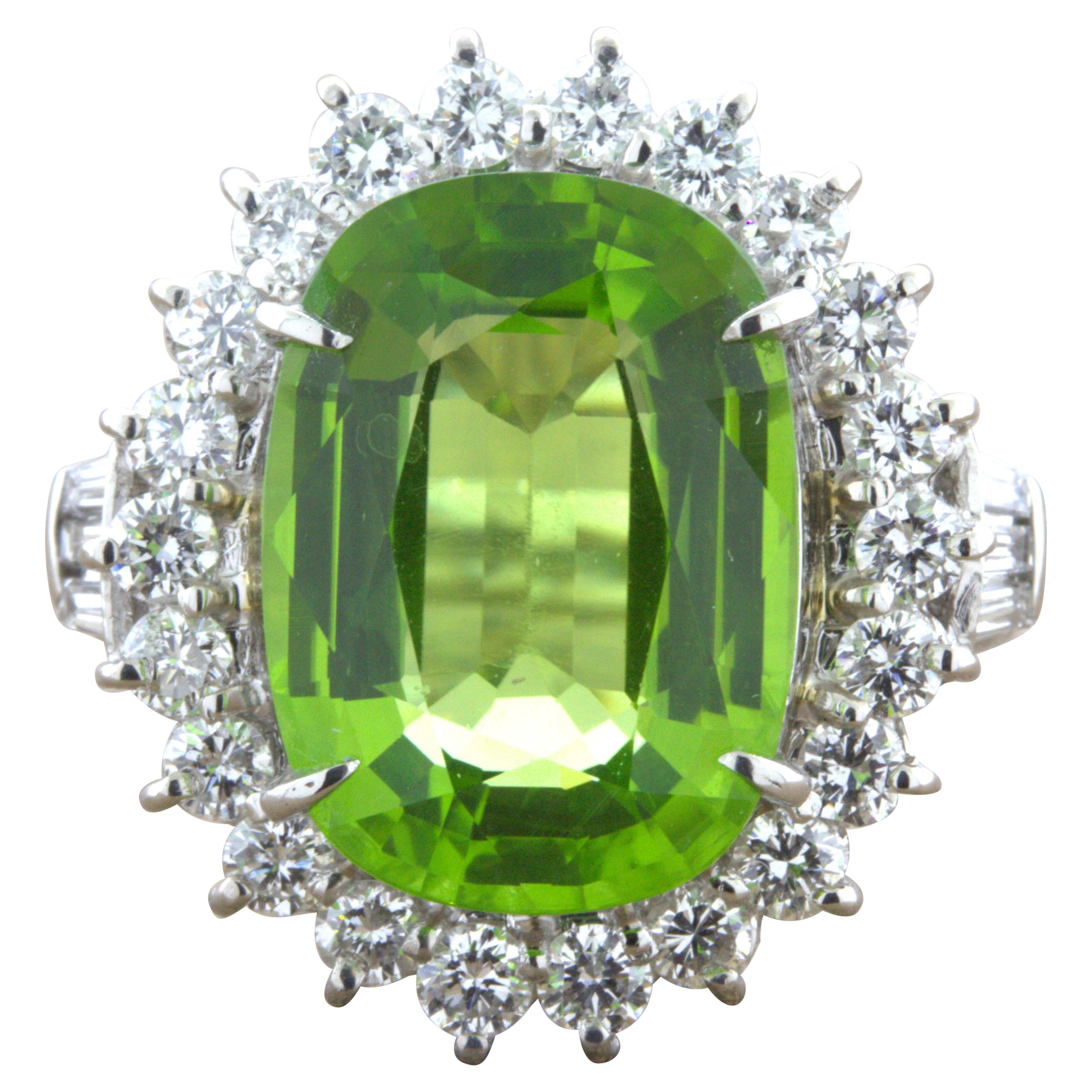 Platinring mit 7,92 Karat Peridot und Diamant-Halo