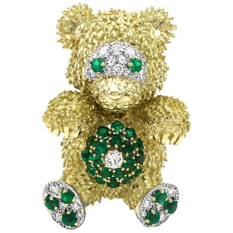 David Webb Commissioned Pavé Emerald and Diamond Gold Bear Brooch For Sale