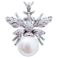 Perle, saphirs, diamants, pendentif mouche en or blanc 14 Kt.