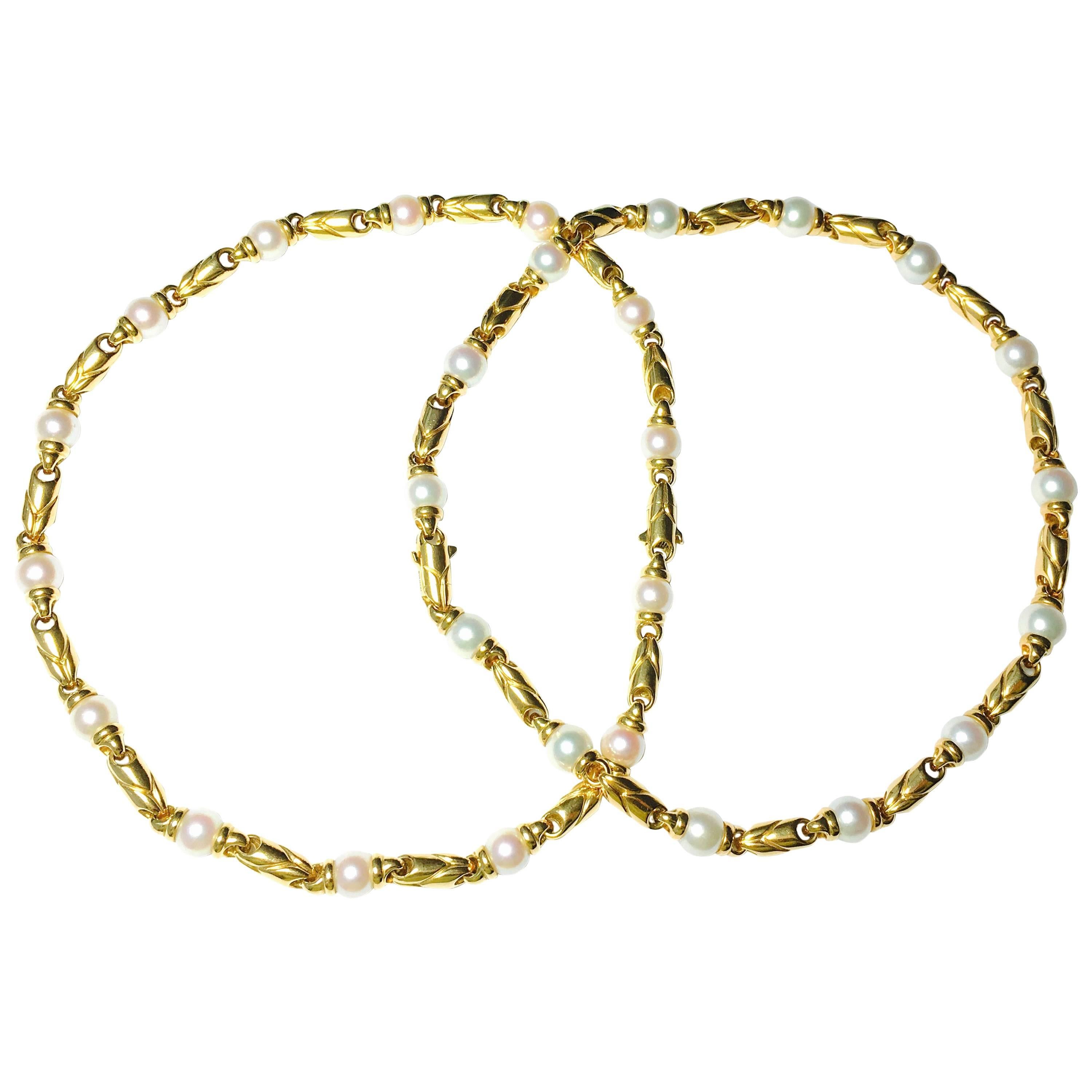 Set of 2 18K yellow gold Bvlgari necklaces from the Passo Doppio collection.
Each necklace is designed as a strand of 14 alternating cultured pearls measuring 
8 to 9 mm and polished gold links of twin leaf design, mounted in 18K yellow  gold.