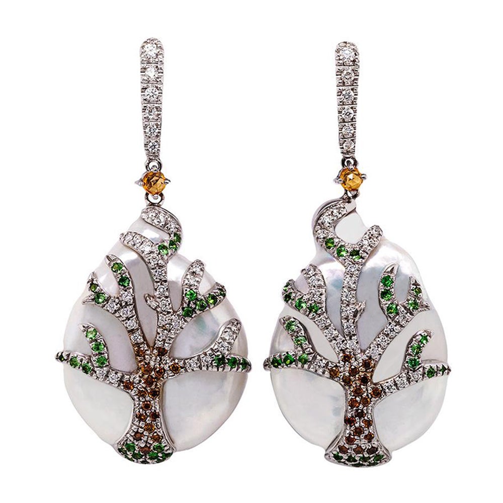 Boucles d'oreilles contemporaines en or 18 carats perle d'eau douce diamant tsavorite saphir