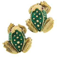 Orecchini Boris Le Beau in oro 18k con dettaglio di smalto verde e occhio di rubino, rana grande con clip