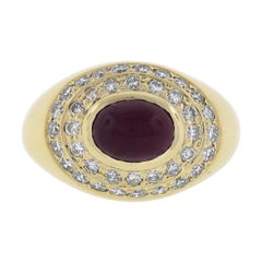 Anillo de cóctel de oro amarillo de 14 quilates con cabujón oval de rubí y doble halo de diamantes de 0,80 quilates