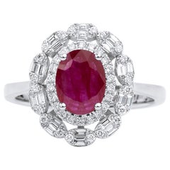 Bague de fiançailles cocktail en or blanc 18 carats avec halo de diamants et rubis rouge ovale