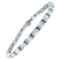 Bracelet à demi- lunette en platine avec diamants taille émeraude (14,25 carats VVS) par Arnav
