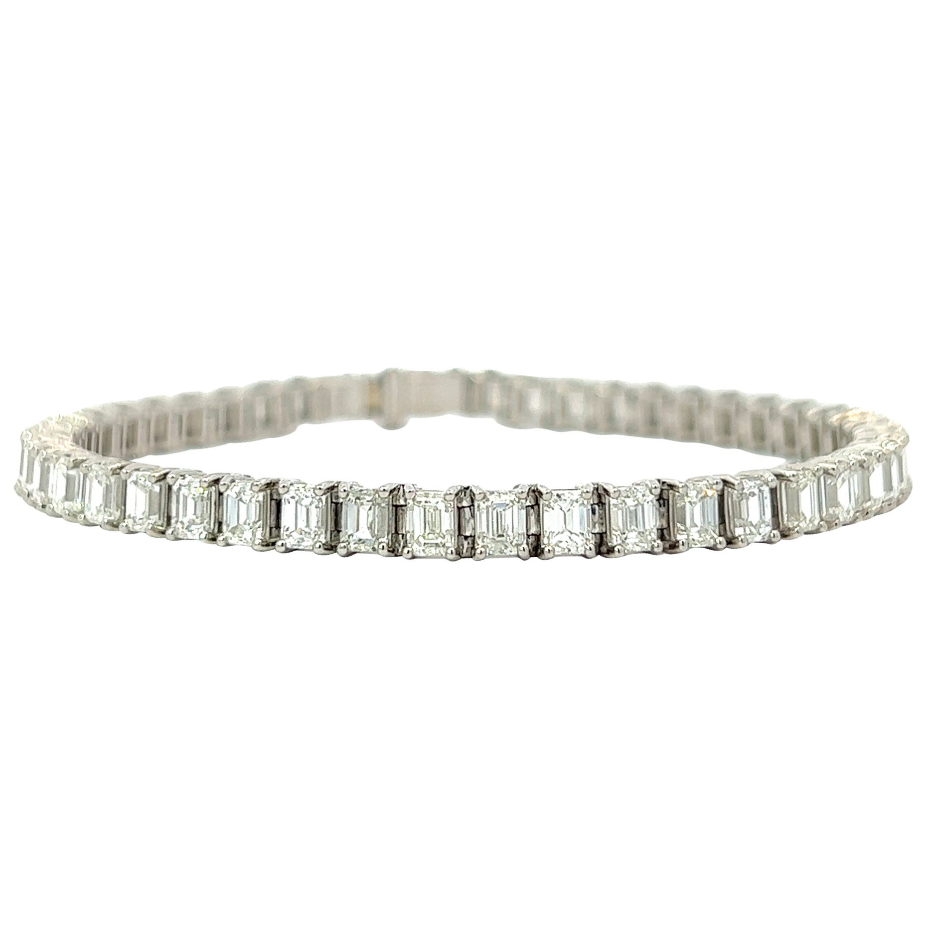 Bracelet tennis en platine avec diamants taille émeraude (11,08 carats VVS) par Arnav