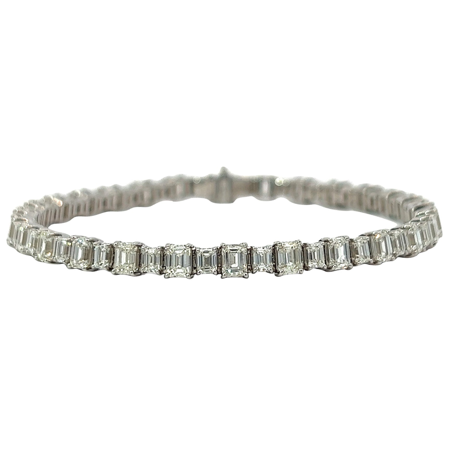 Bracelet tennis en diamants de taille émeraude et petits diamants en 18KW (9.58cts VVS) par Arnav