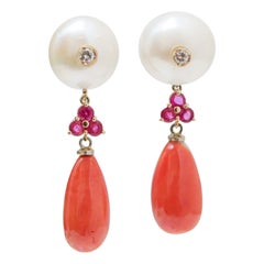 Coral, perles, rubis, diamants, boucles d'oreilles pendantes en or rose 14 carats.
