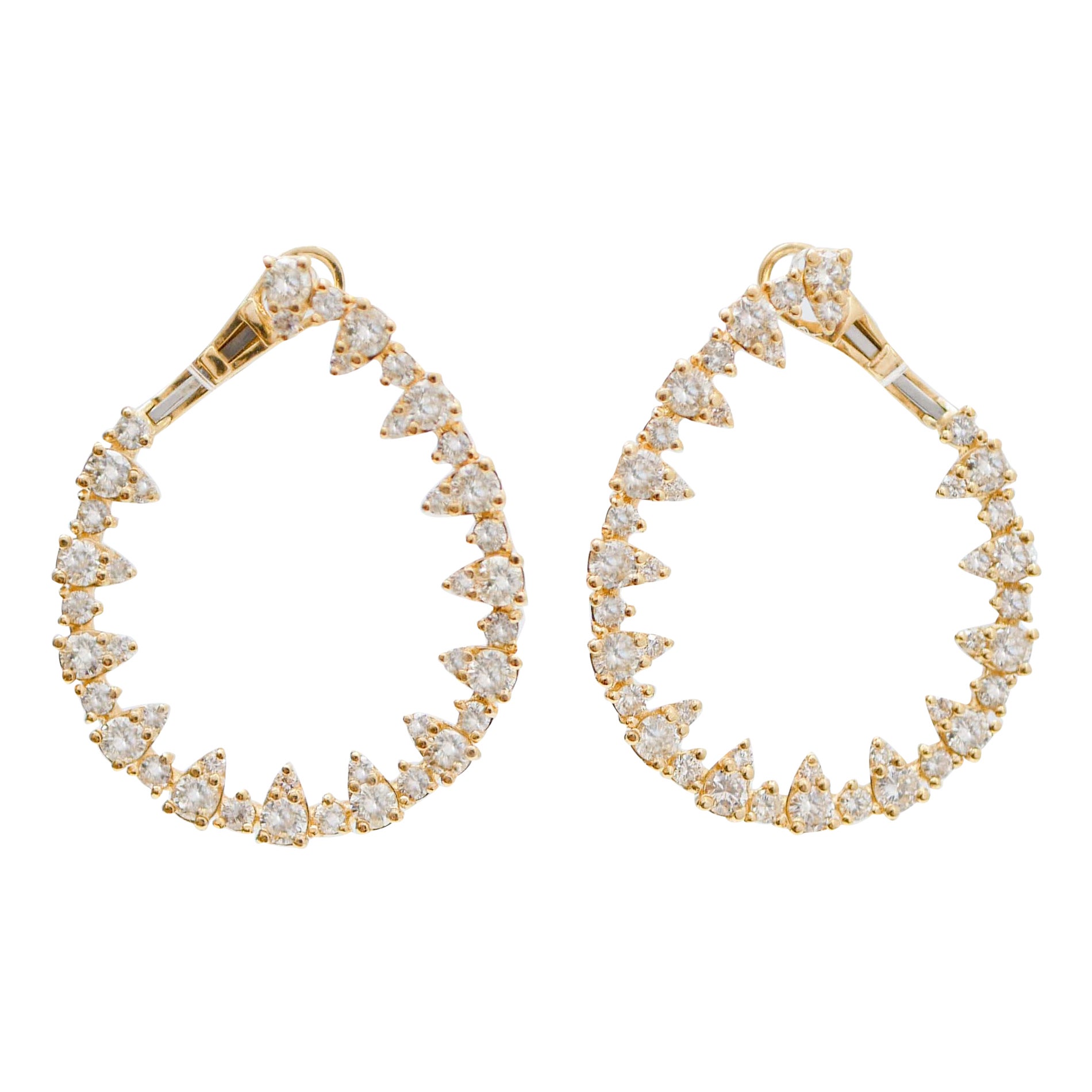 Boucles d'oreilles modernes en or jaune 18 carats et diamants.