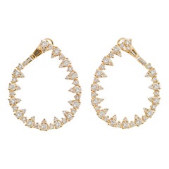Boucles d'oreilles modernes en or jaune 18 carats et diamants.
