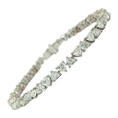 Bracelet en or blanc 18 carats avec diamants inversés en forme de cœur (10,42 carats VVS) par Arnav