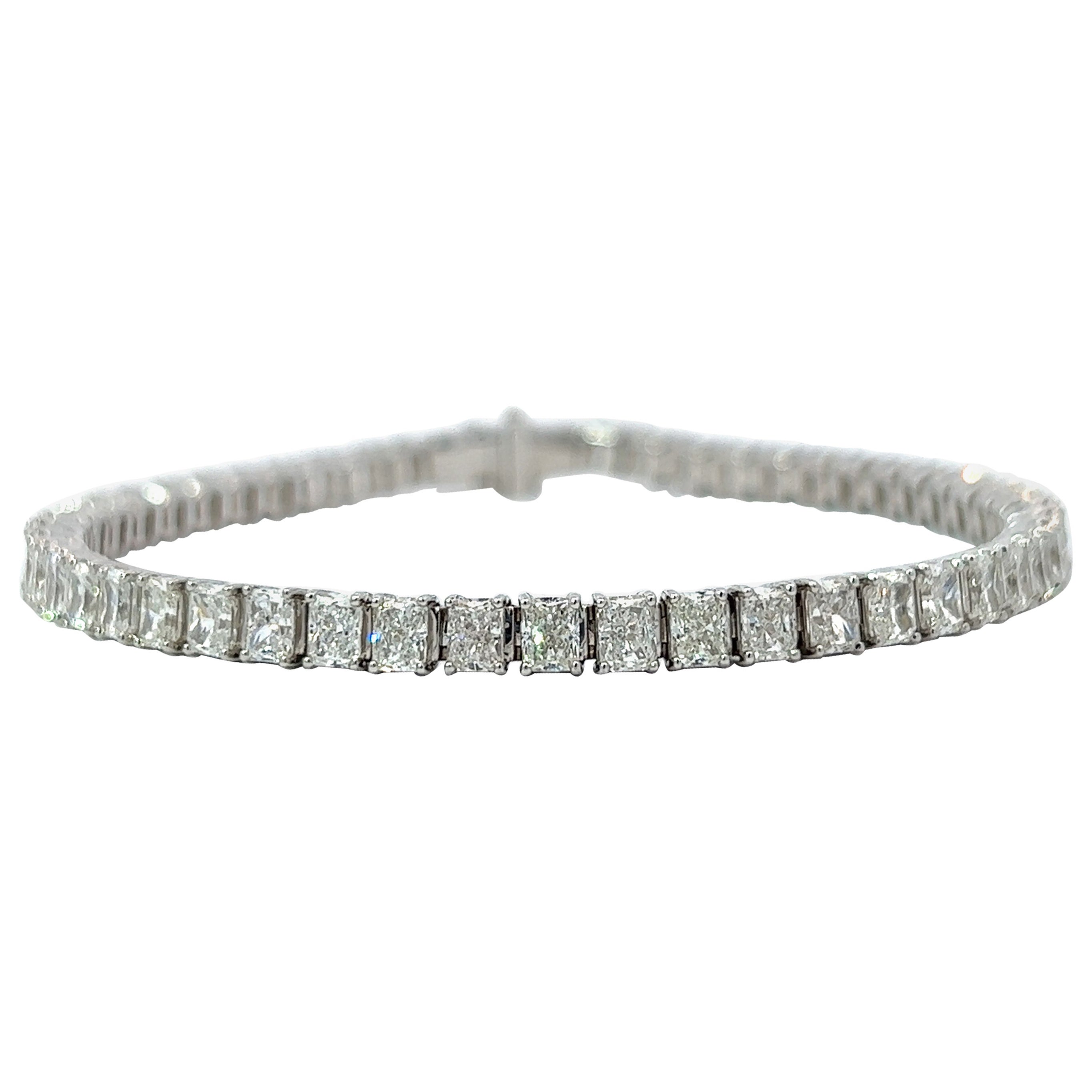 Bracelet tennis en or blanc 18 carats avec diamants taille radiant (9,62 carats VVS) par Arnav