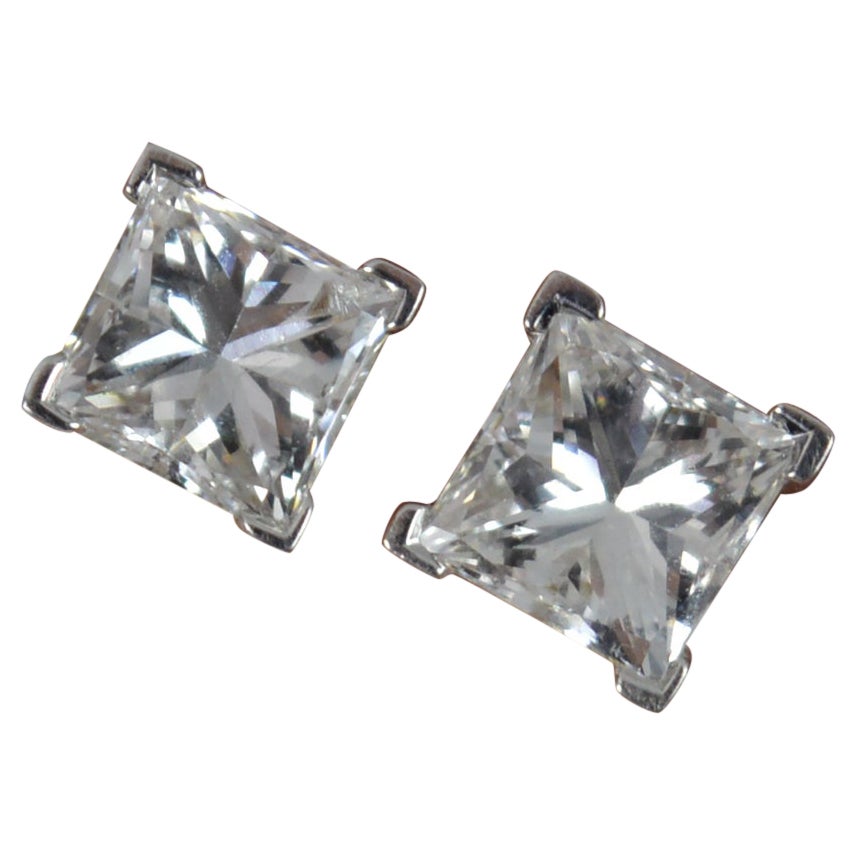 Beautiful 18ct Yellow Gold and Vs 1.00ct Diamond Stud Earrings For Sale
