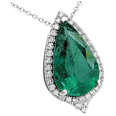 5.39 Carat Emerald and 0.35 Ct Diamonds - 14 kt. White gold - Pendant Necklace