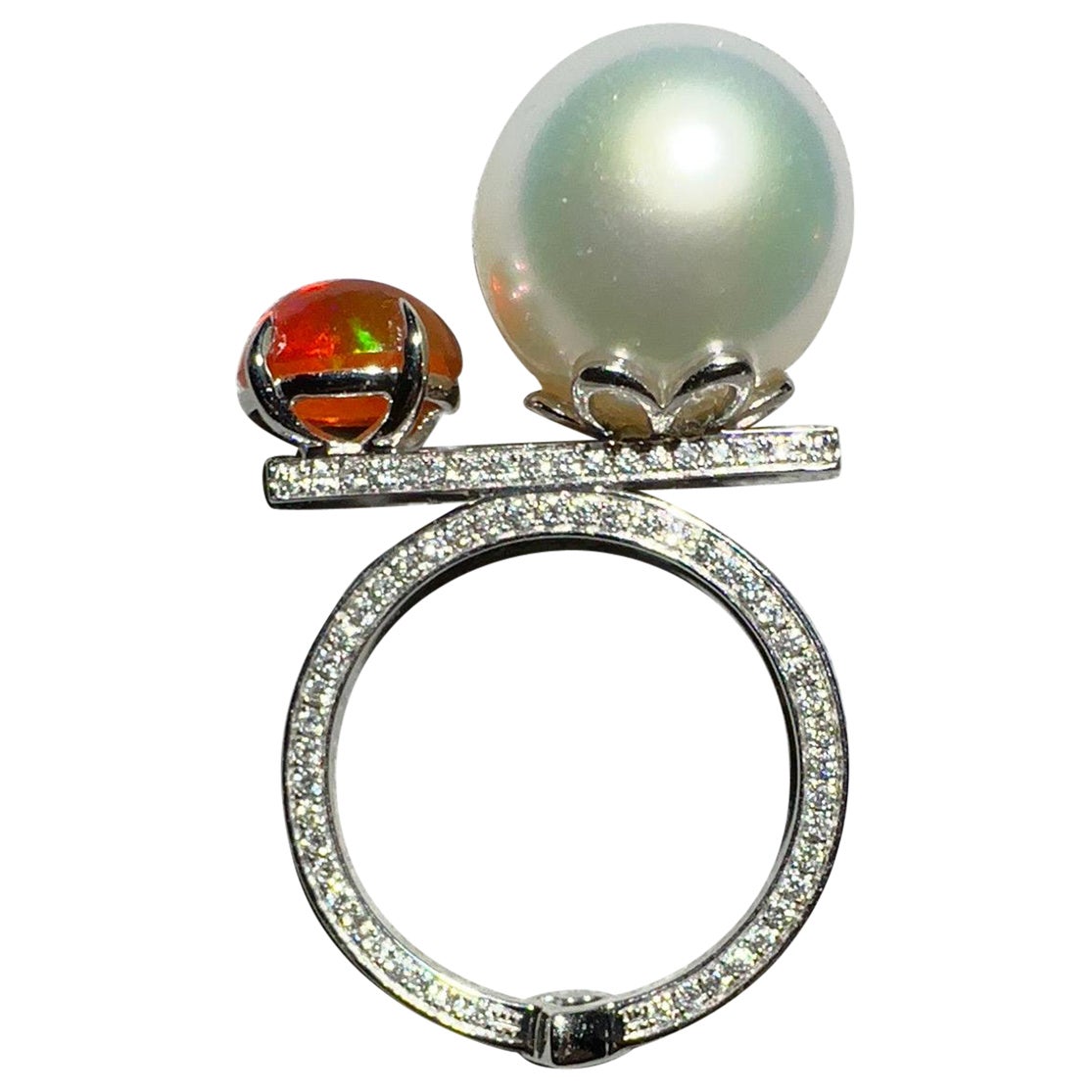 Eostre Ring aus Weißgold mit Südseeperlen, Feueropal und Diamanten im Angebot