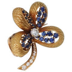 CARTIER 1950 circa.  Diamonds and Sapphires on 18 Karat Gold Lucky Clover Brooch