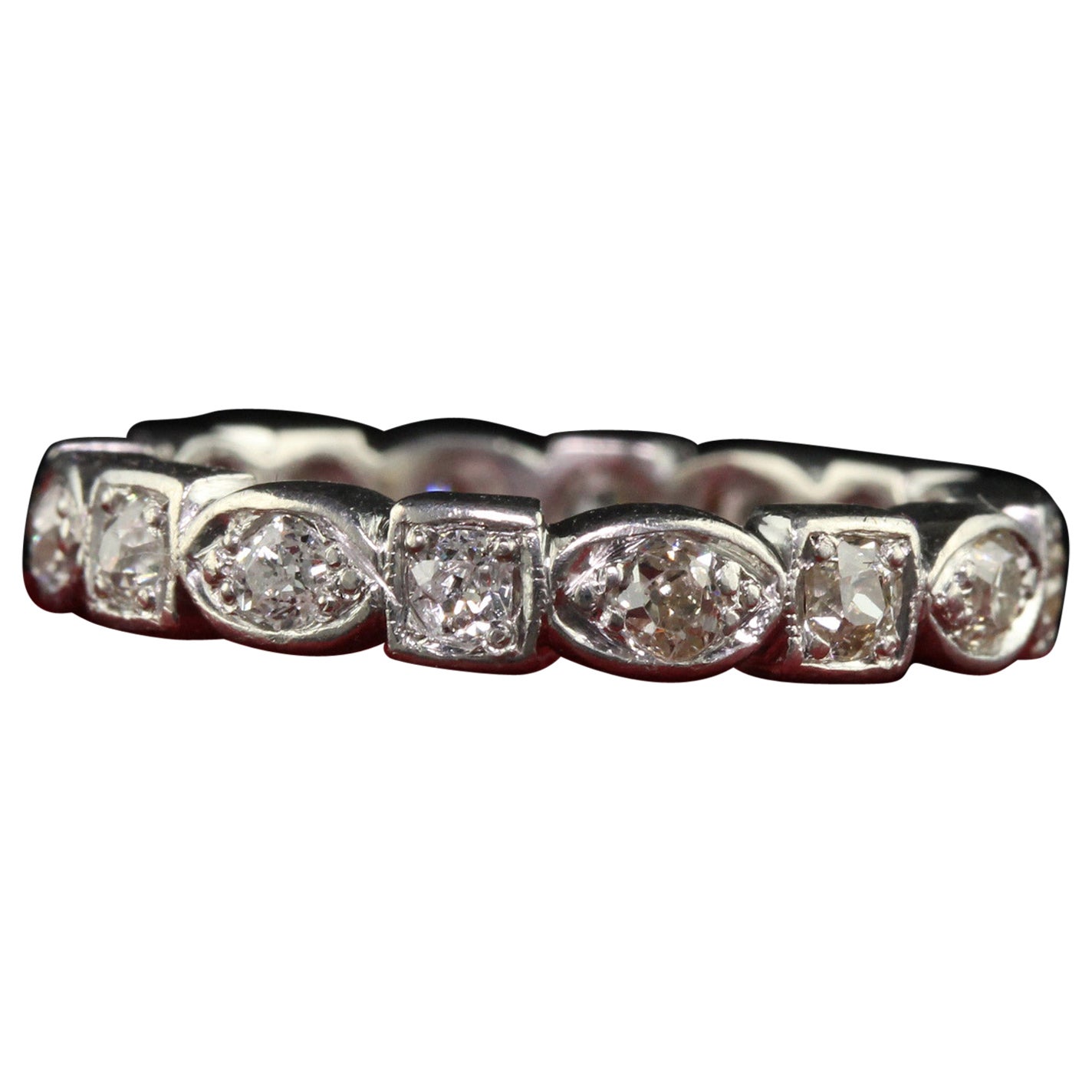 Antiker Art-Déco-Eternity-Ring aus Platin mit geometrischem Minenschliff - Größe 6 1/2