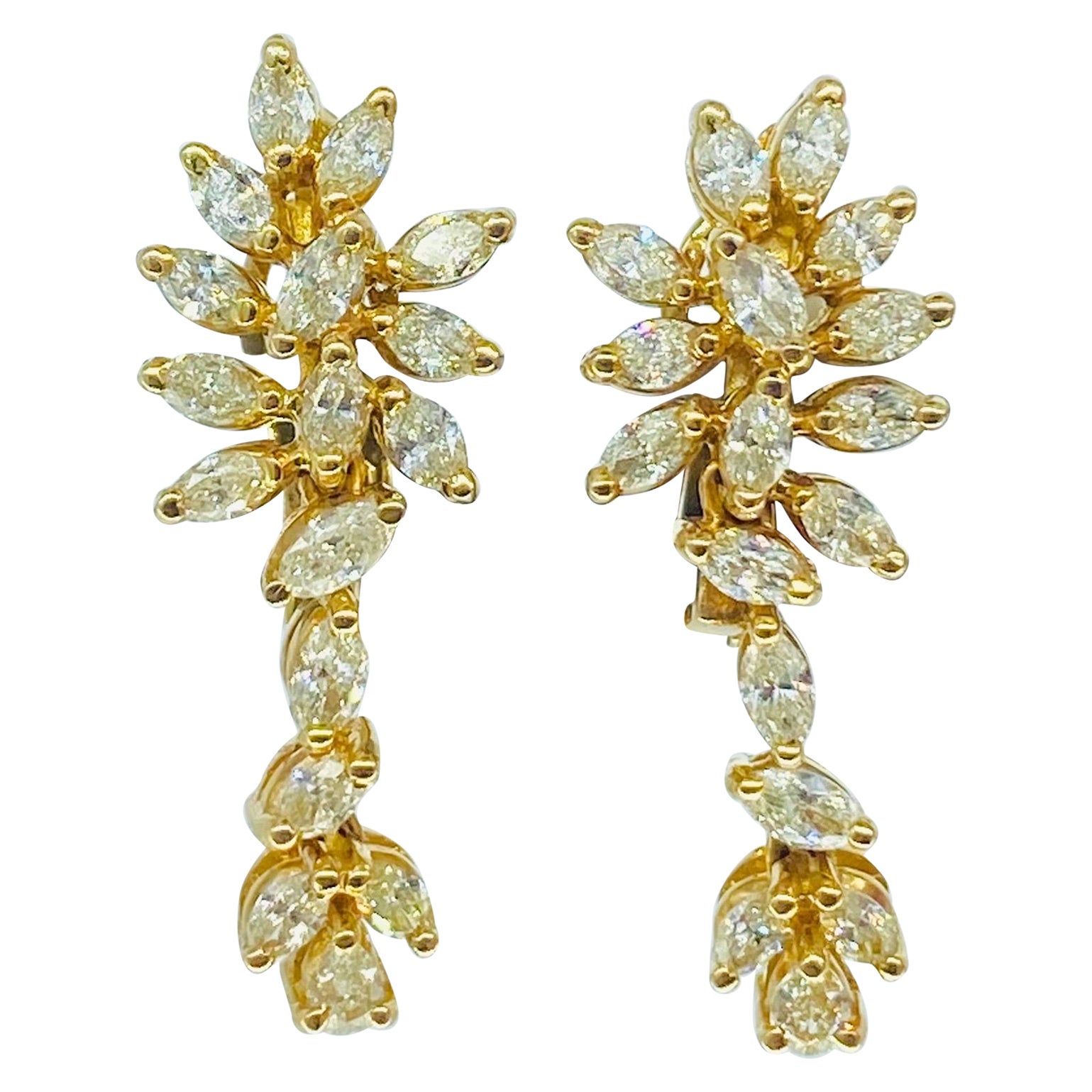 Boucles d'oreilles fantaisie en or 18k avec feuilles et diamants en forme de marquise et de poire en vente