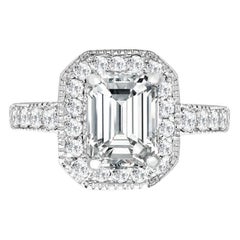 Tresor Paris Bague de fiançailles sur mesure avec halo de diamants ronds taille émeraude monté au centre