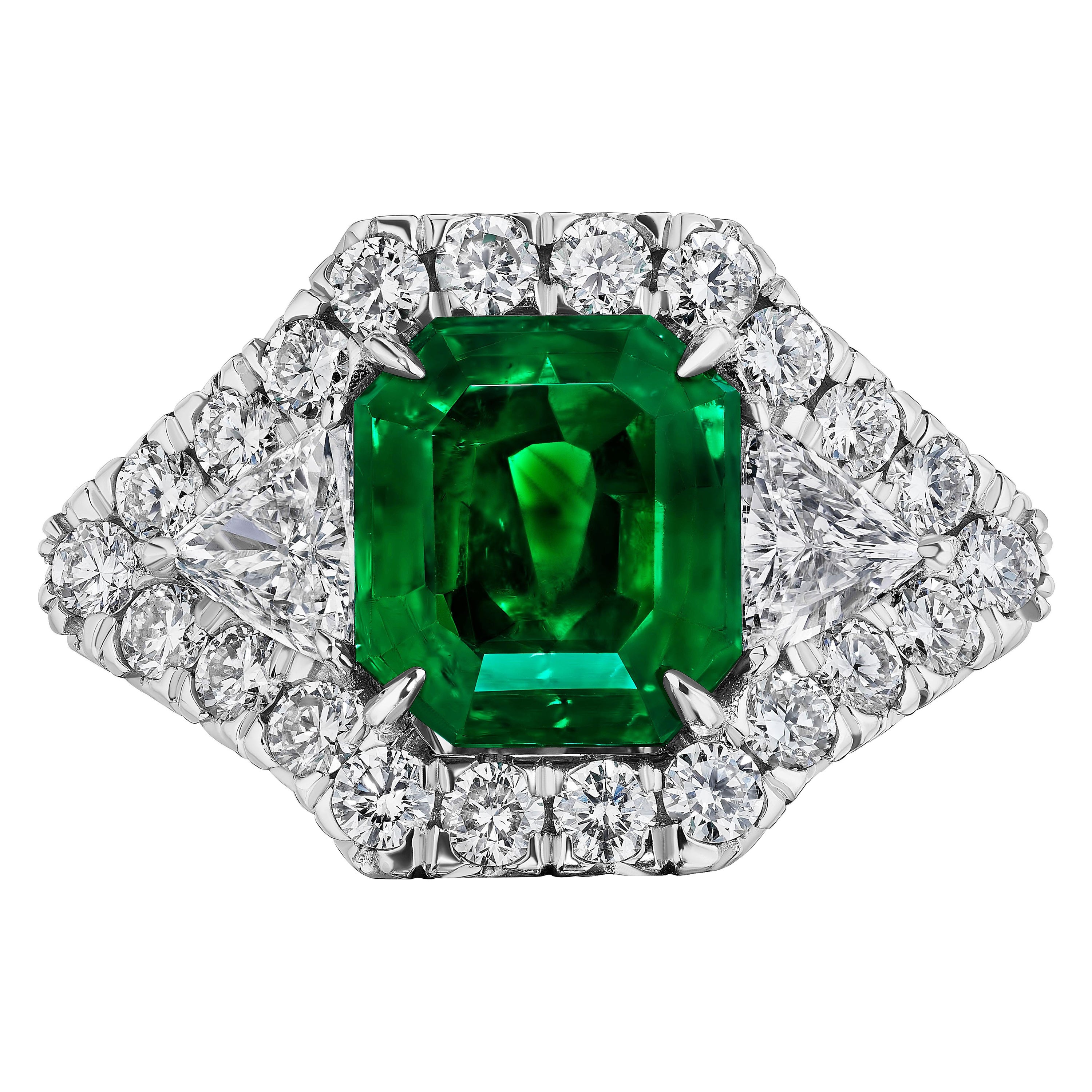Auction - GIA Certified 4.99 Carat Colombian Emerald and 2.01 Carat Diamond Ring For Sale