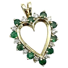 1.20 CTW Emerald and Diamond Heart Yellow Gold (Émeraude et diamant en cœur)