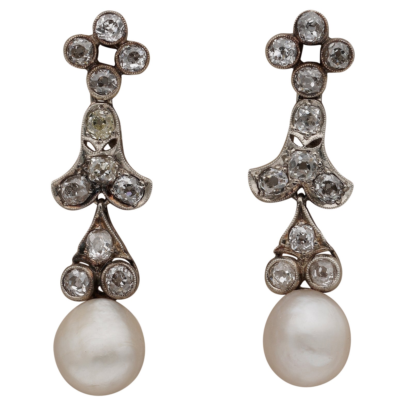 Pendants d'oreilles victoriens en perles naturelles et diamants de 2,40 carats en vente