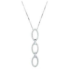 Collier pendentif vertical à trois anneaux ovales en or blanc 14 carats et diamants pavés 