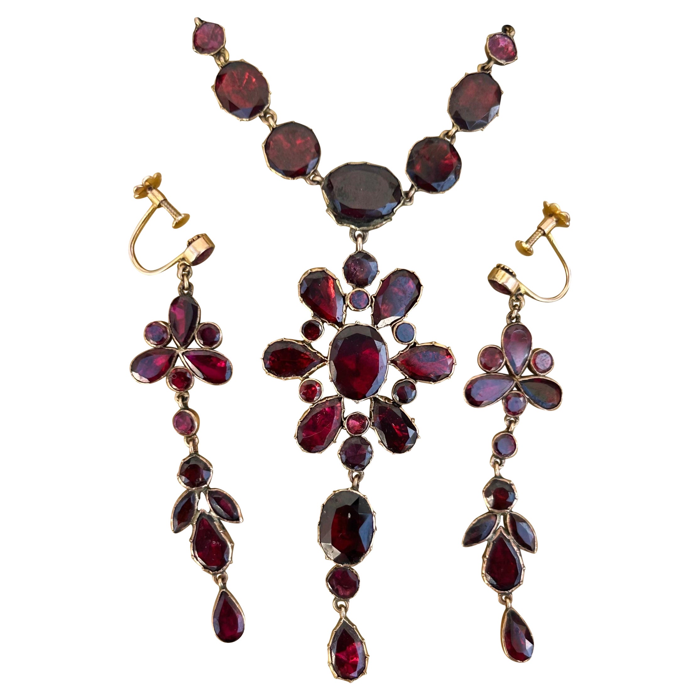 Georgian Boxed Flat Cut Garnet Necklace and Earrings Suite in Gold  For Sale