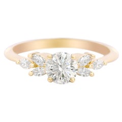 Runder Diamant mit Marquise Seitensteinen Klassischer, einzigartiger Verlobungsring Penelope