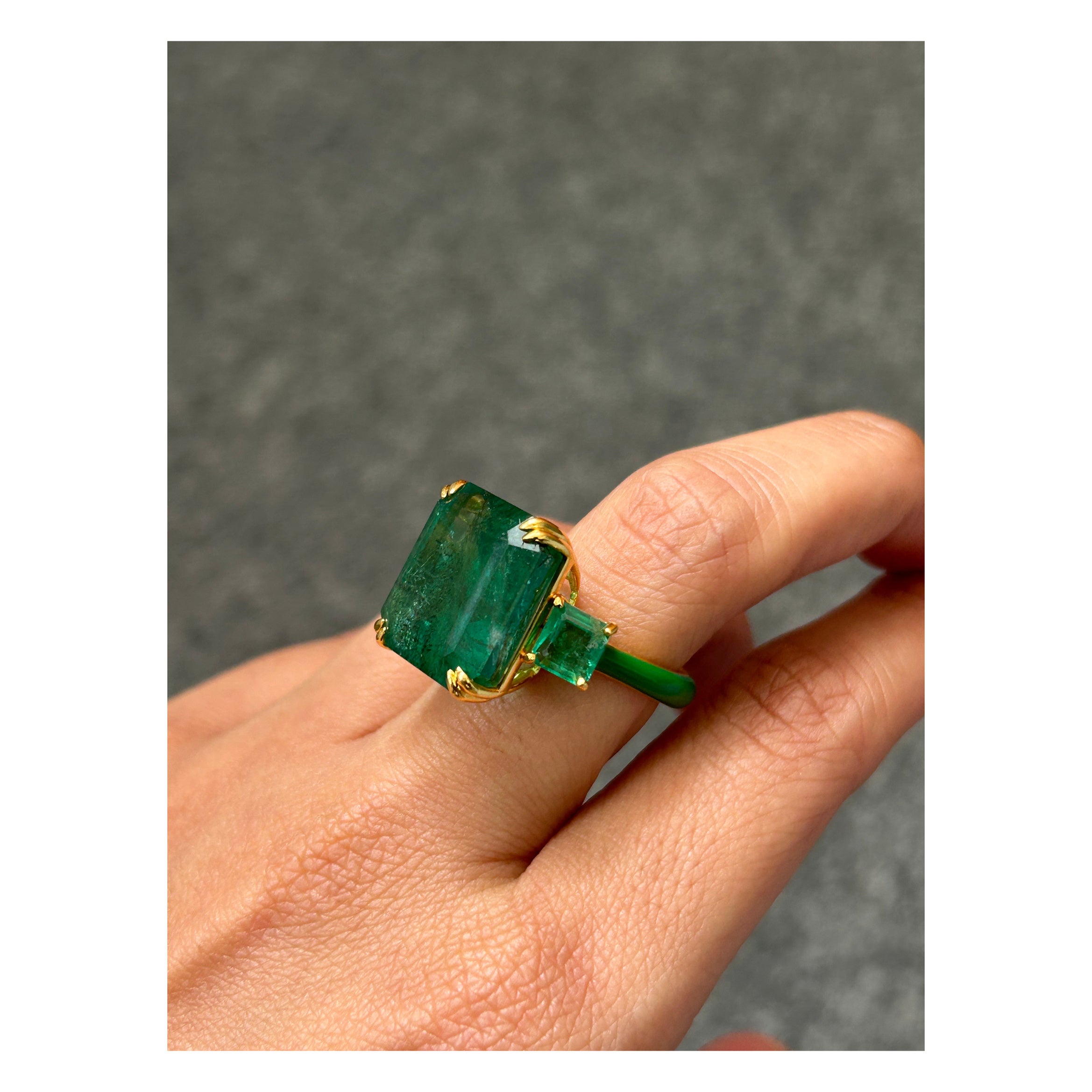 21.70 Carat Emerald and Enamel Three Stone Cocktail Ring in 18K Gold For Sale