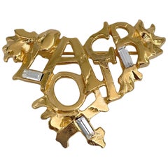 1990er Jahre Vintage Christian Lacroix Goldfarbene durchbrochene Logo-Herz-Anstecknadelbrosche