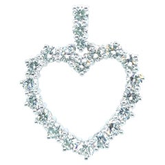 Pendentif en forme de cœur en or blanc 18 carats et diamants de 2 carats