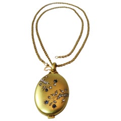 Bellissimo medaglione d'epoca in oro giallo 18 carati con diamanti e zaffiri e catena d'epoca