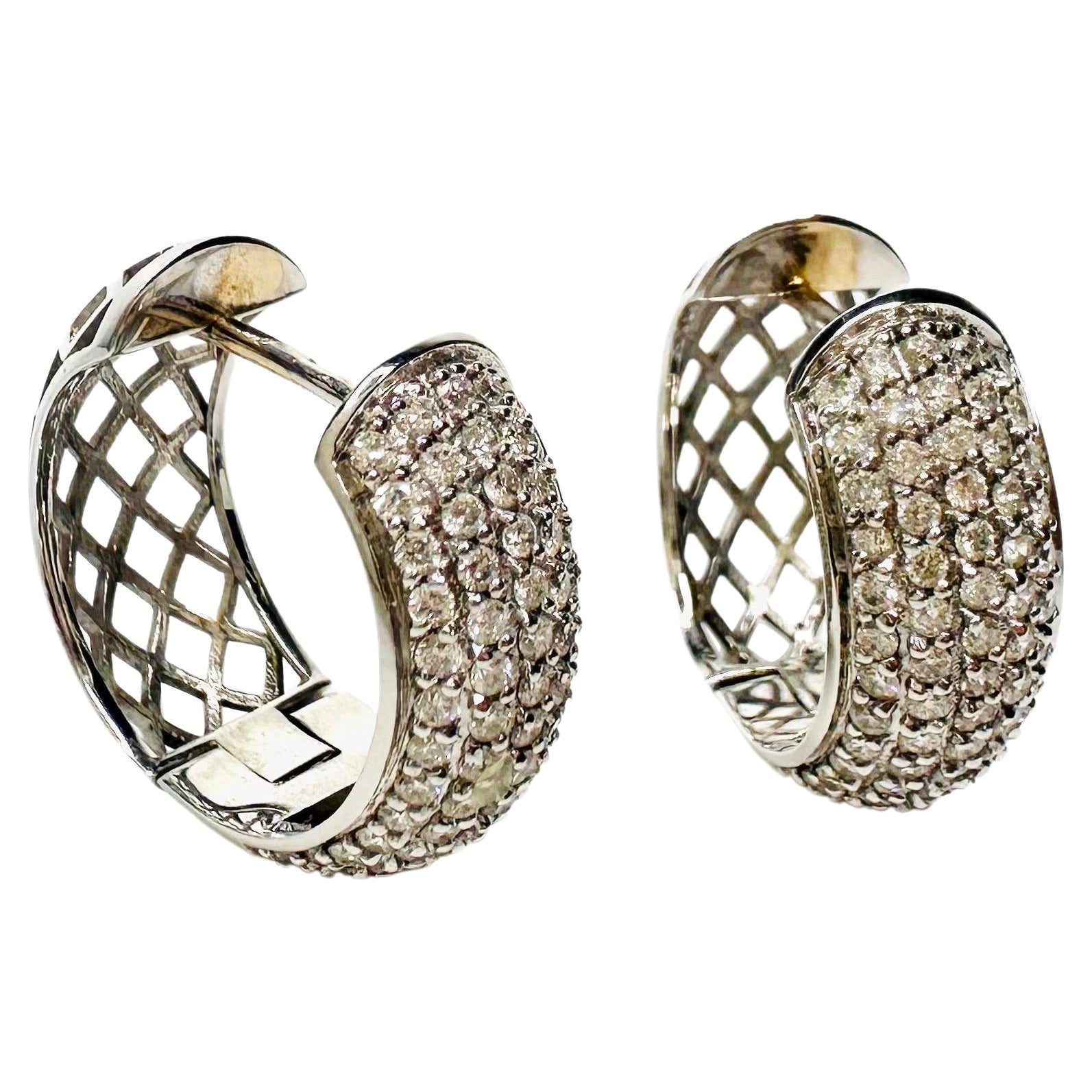 Earrings in White Gold and 1.04 carats of Diamonds For Sale