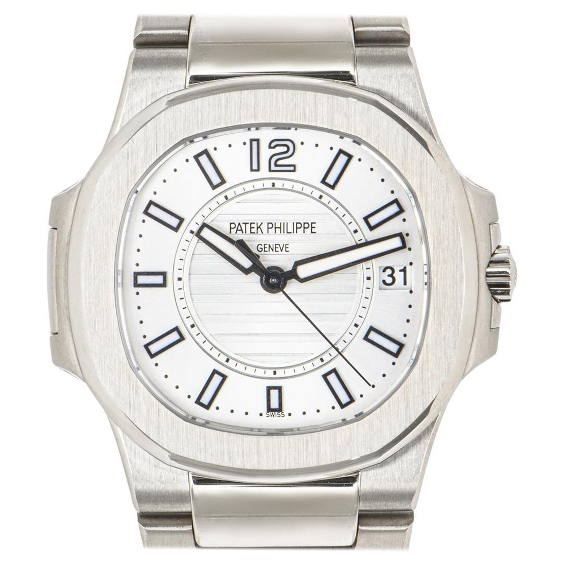A one time owner 32mm Nautilus in white gold by Patek Philippe. Featuring a silver dial with a date display at 3 o'clock. The bracelet comes equipped with a concealed double deployant clasp. Fitted with sapphire crystal and a quartz movement.

The