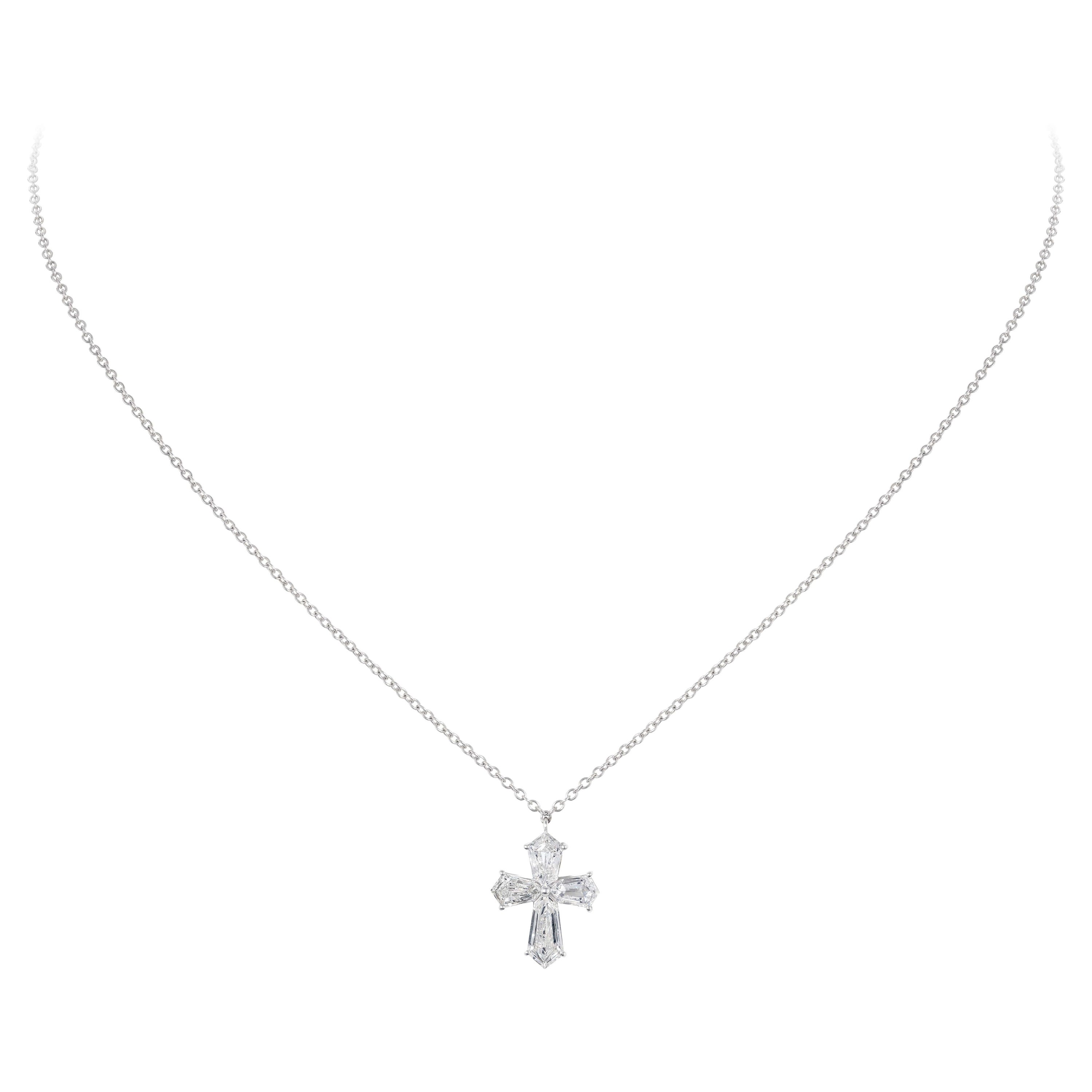 David Morris 18ct White Gold 1.93ct Cross Pendant 18ct White Gold Chain Necklace For Sale