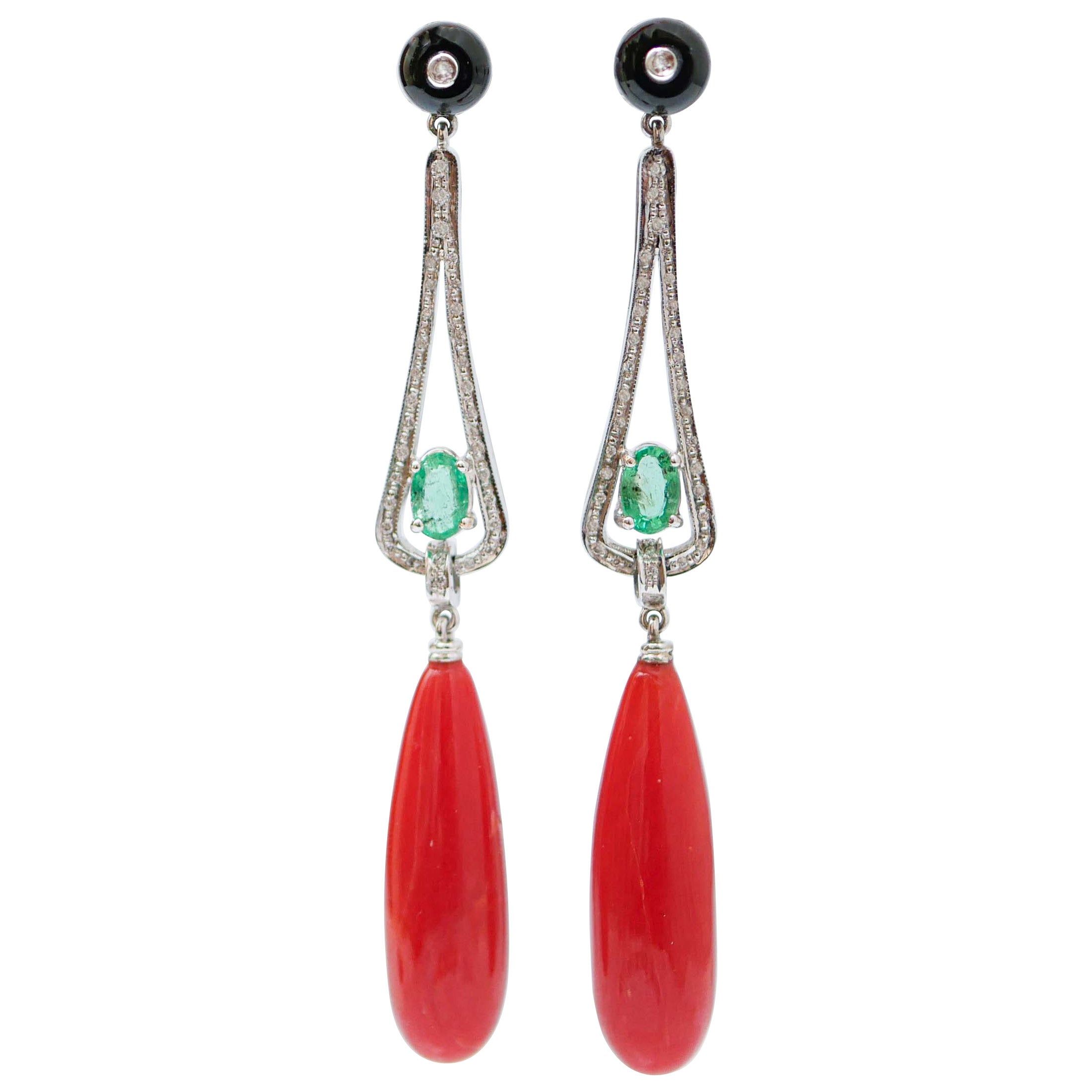 Pendants d'oreilles en corail, émeraudes, diamants, onyx et platine.