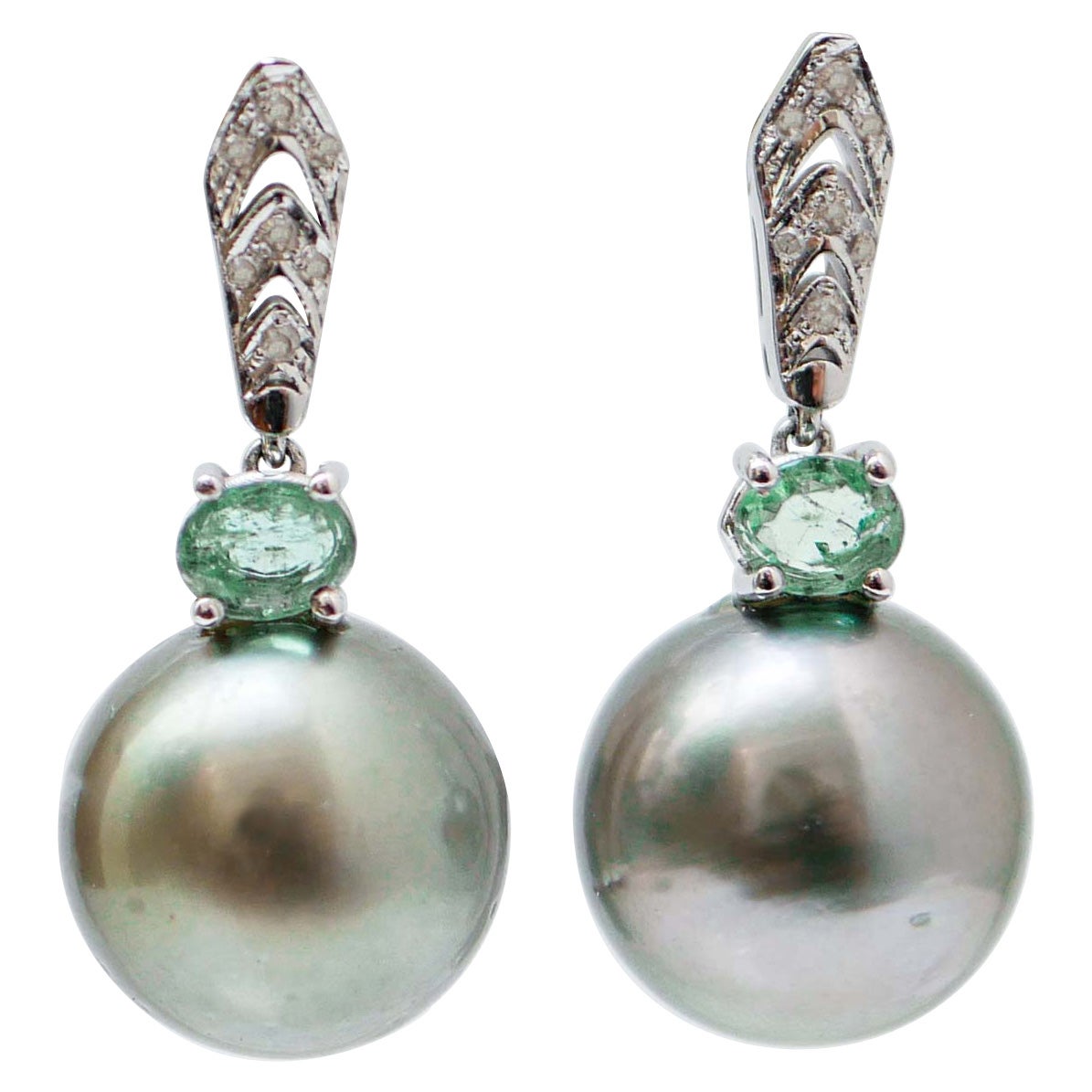 Ohrringe aus 14 Karat Weißgold mit grauen Perlen, Smaragden und Diamanten. im Angebot