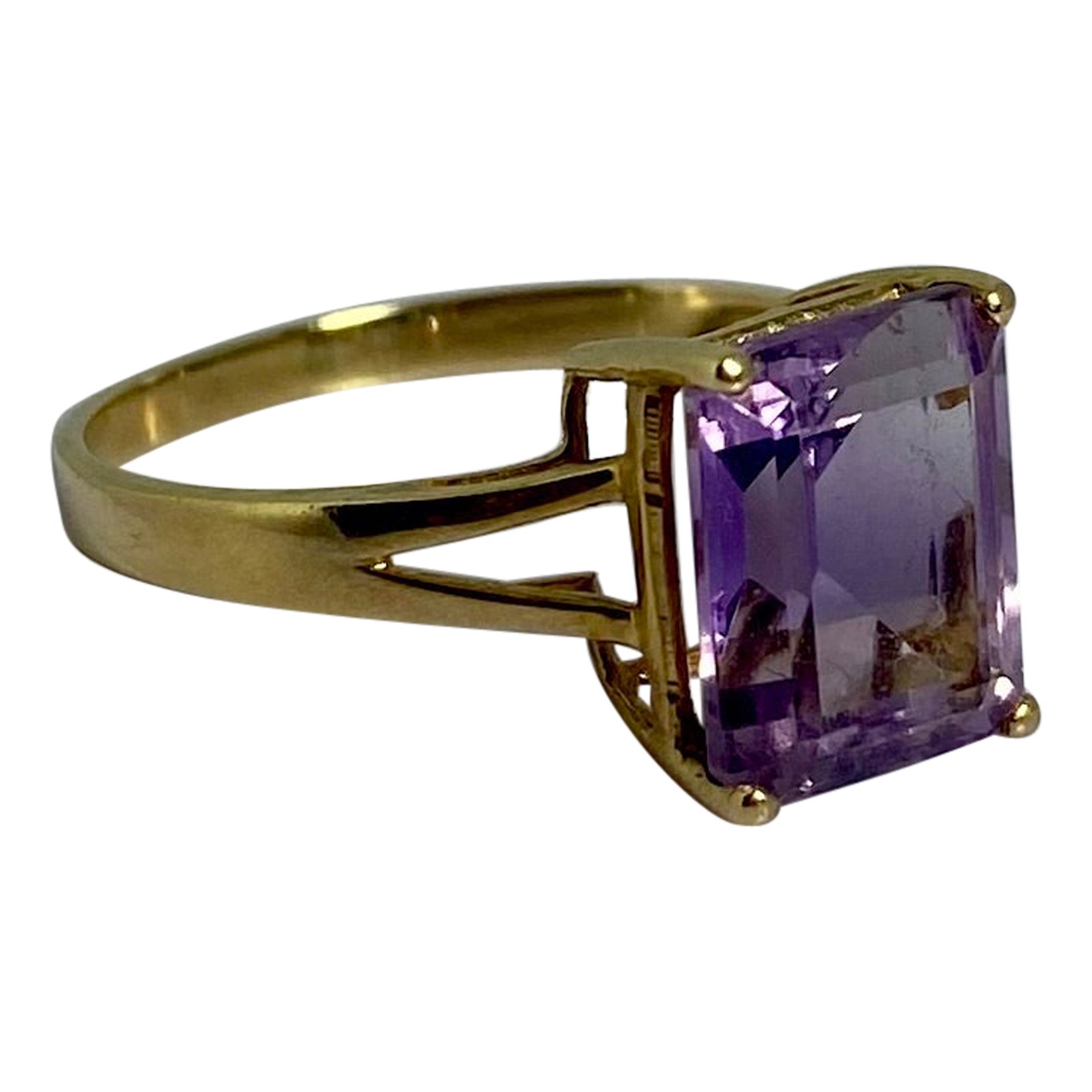 Pre-loved ring with natural amethyst, 9 carat yellow gold For Sale