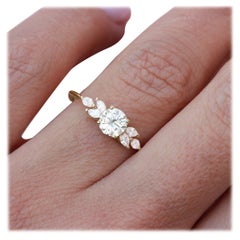Moderner Ring Penelope aus massivem Gold mit rundem Moissanit und Marquise-Diamant 14K