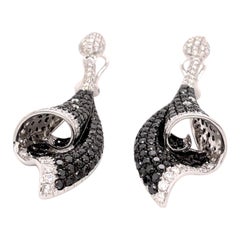 Conch Shell-Ohrringe mit schwarzen Diamanten und weißen Diamanten